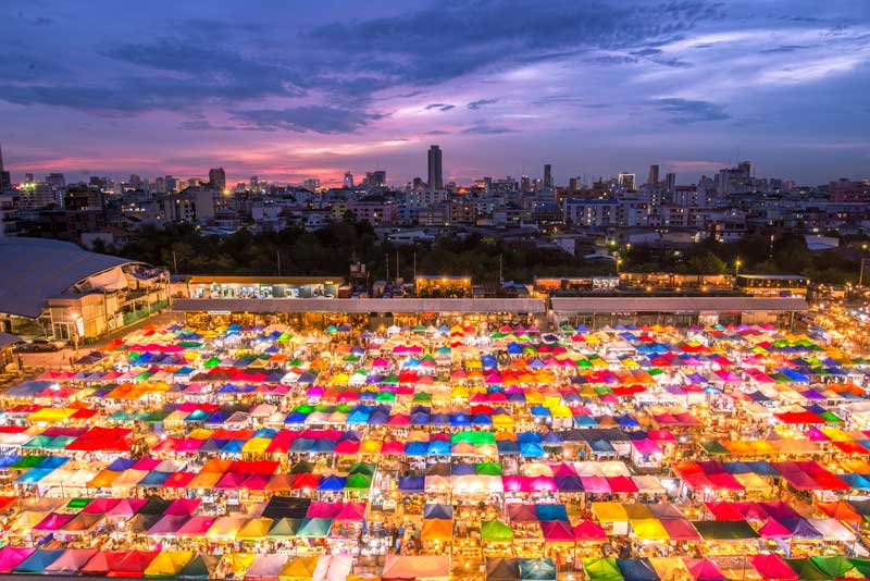 Shoppen im Thailand Urlaub auf dem Train Night Market in Bangkok